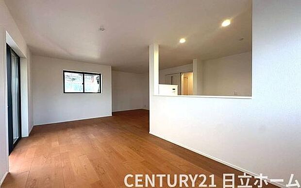 《リビングダイニング》　■ご家族でゆったりとした時間を過ごす場所です。