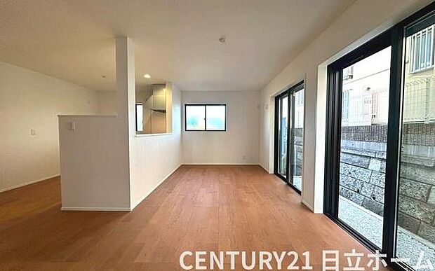 《リビングダイニング》　■開放的で広いリビング。のびのびとくつろげるリビングは、家族のコミュニケーションの場として、みんなが集まる場所に。