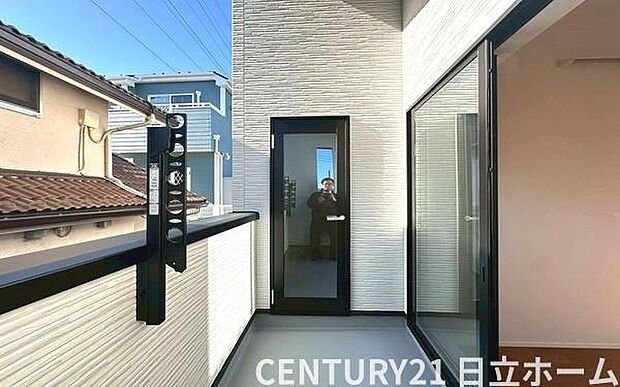 《バルコニー》　■陽当りも良く、洗濯物も良く乾きそうです。