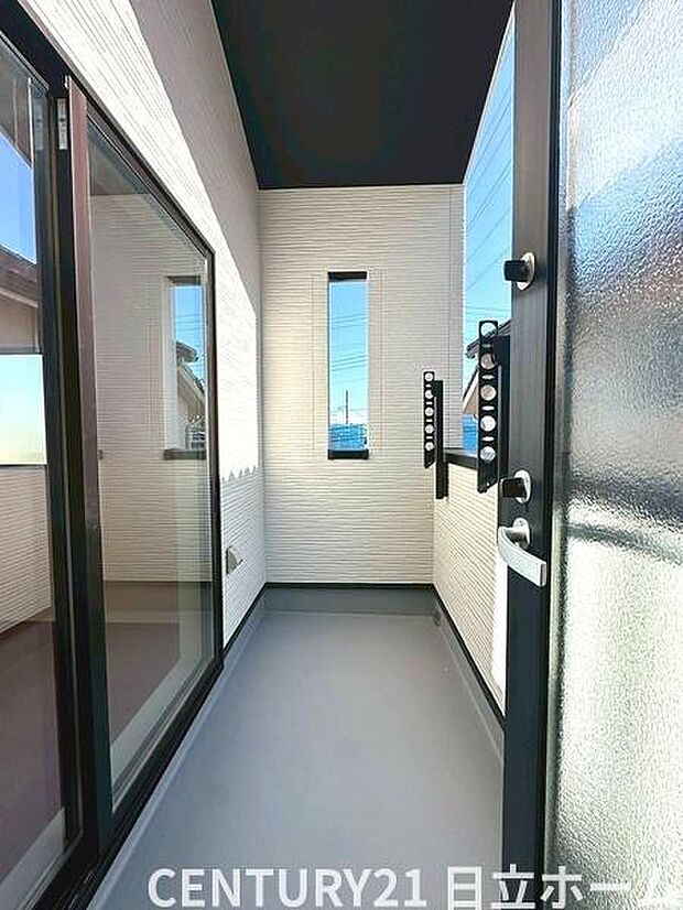 《バルコニー》　■さわやかな風が通り暖かい光がふりそそぐバルコニー