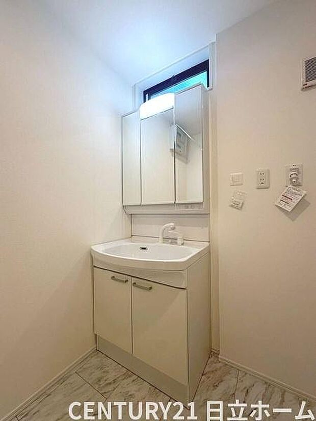 《洗面化粧台》　■使いやすいシャープなデザインの洗面化粧台。