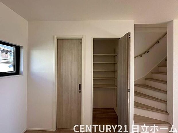 《パントリー》　■キッチン横のストレージルーム。常温保存の食品・キッチン用品などが収納できて便利です。