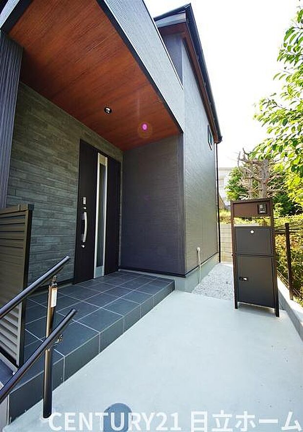 《玄関》■センスの良い美しいアプローチ。宅配ボックス付きです。