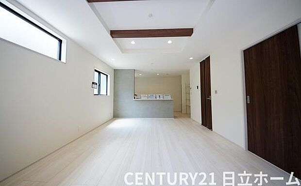 《リビングダイニング》　■豊かな光が照らすこの場所は、たわいもない会話を楽しみ、ゆったりとした時間を過ごす場所。家族の日常が刻まれる大切な空間です。