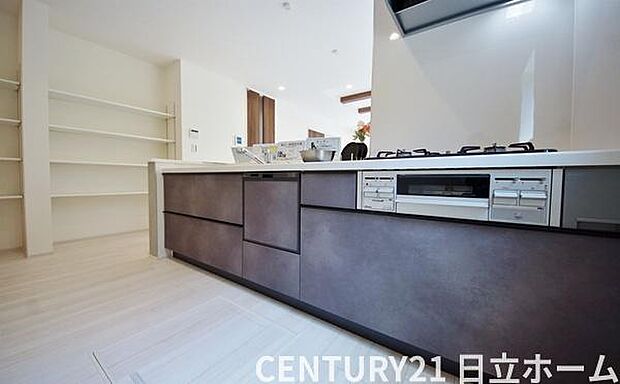 《食器洗い乾燥機》　■食事後もゆっくり過ごせる食器洗い乾燥機を設置。手洗いよりもキレイに洗え、節水にもなります。