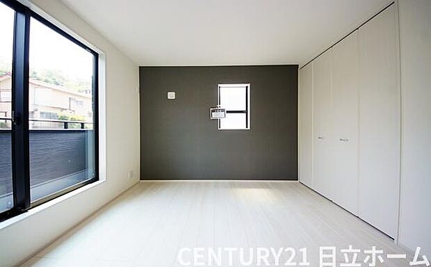 《寝室》　■朝から日差しいっぱい、早起きしたくなる洋室。ベッドを置いてもゆとりを感じられる。窓からの朝日が心地よい目覚めへと誘います。ゆとりある広さを確保し、心地よいプライベートタイムを演出します。