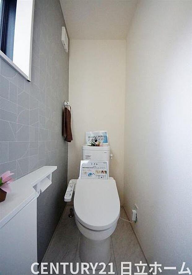 《トイレ》　■窓のあるトイレは明るい空間で清潔感があります。