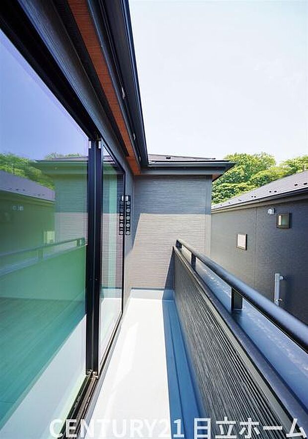 《ルーフバルコニー》　■陽当りも良く、洗濯物も良く乾きそうです。目の前には気持ちの良い青空が広がります。前面に高い建物がないので開放的で開けた眺望が望めます。