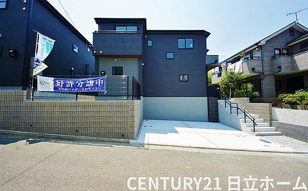 《外観》　■一戸建ての多いエリア、静かで落ち着いた雰囲気。シンプルで美しいフォルム空気までクリーンになるような佇まい。心地よいライフスタイルが実現できるそんな予感。