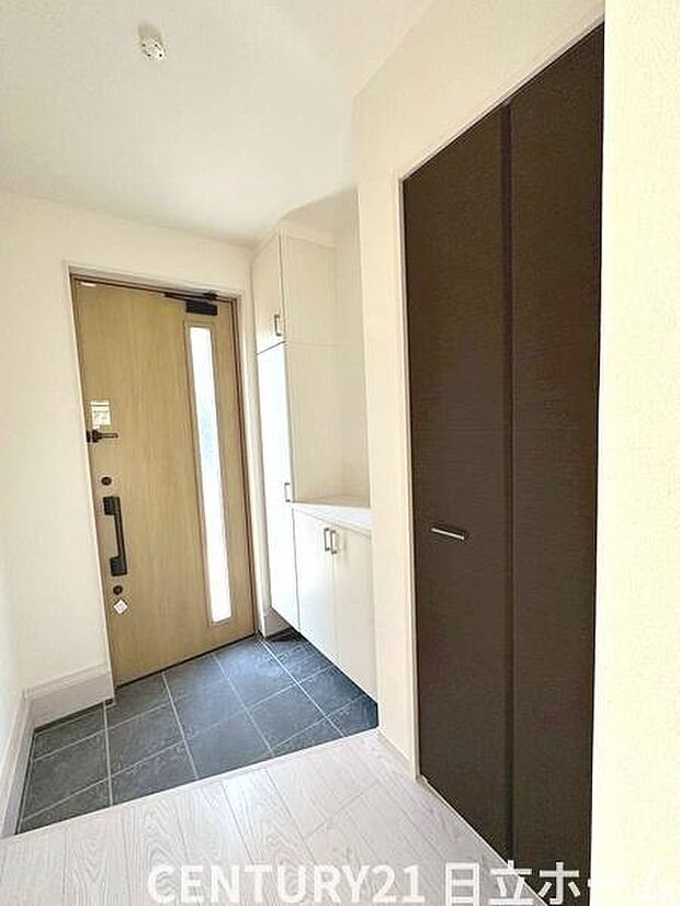 《玄関》■玄関ホールにもゆとりをもった設計ですので第一印象が違います。