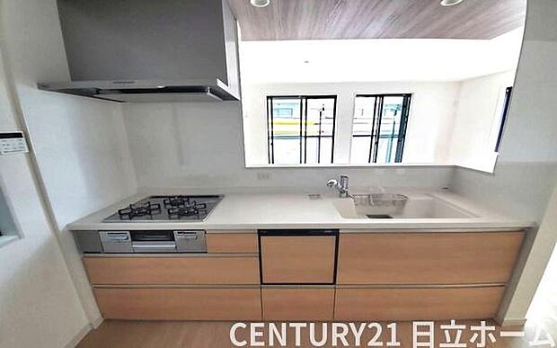 《キッチン》　■お手入れしやすくきれいなキッチン。お料理の始めから後片付けまで楽しい時間になりそうです。