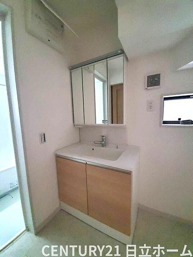 《洗面化粧台》　■使いやすいシャープなデザインの洗面化粧台。