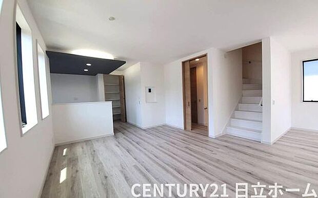 《リビングダイニング》　■のびのびとくつろげるリビングは、家族のコミュニケーションの場として、みんなが集まる憩いの場所に。