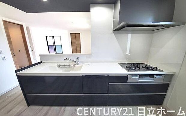 《キッチン》　■お手入れしやすくきれいなキッチン。お料理の始めから後片付けまで楽しい時間になりそうです。