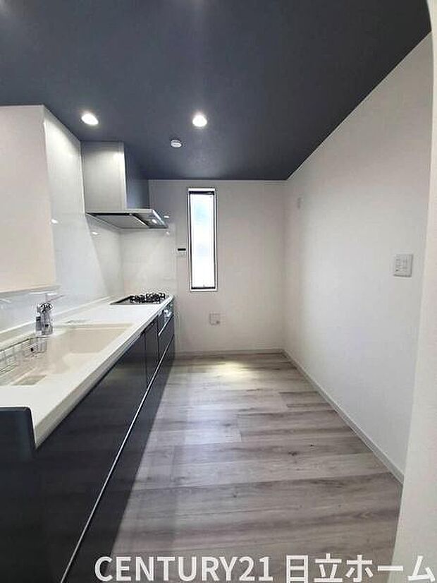 《システムキッチン》　■会話を楽しみながら食事を味わう。一緒にいる時間が楽しい空間。カフェにいるような気分で毎日を過ごしたい。家族でいる時間を柔らかに包み込むインテリア。