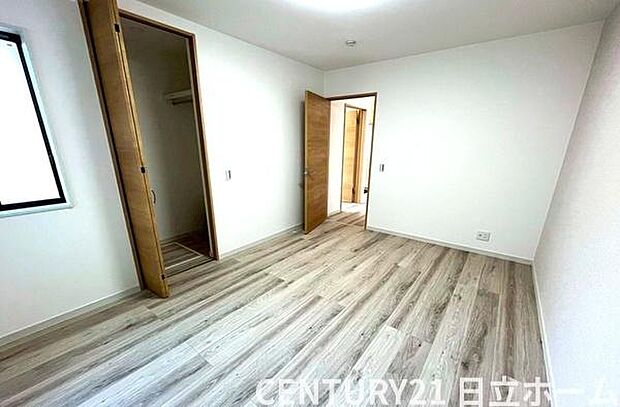 《寝室》　■心地よい眠りへといざなうしっとりと落ち着いた雰囲気の寝室。