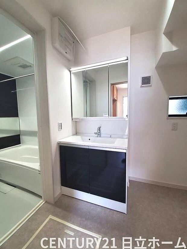 《洗面化粧台》　■使いやすいシャープなデザインの洗面化粧台。