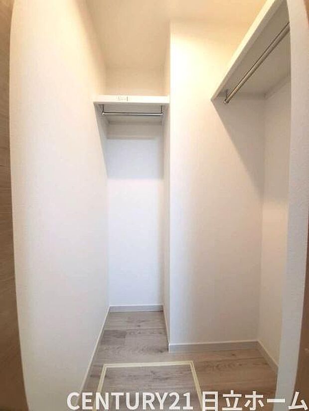 《ウォークインクローゼット》　■大容量のウォークインクローゼットをご用意。衣類だけでなく、トランクなどの旅行用品の収納にも重宝します。