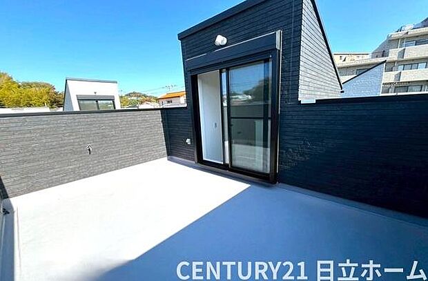 《ルーフバルコニー》　■大きなバルコニーからは遠方まで景色を見渡せて、空の青さに包まれるような心地よさを味わえます。