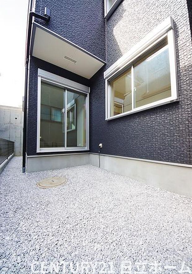 《庭》 ■子供のころに夢見た「庭付きマイホーム」。その夢が現実となるかもしれませんね。人目を気にせず開放的に。お庭で家庭菜園などはいかがでしょうか。