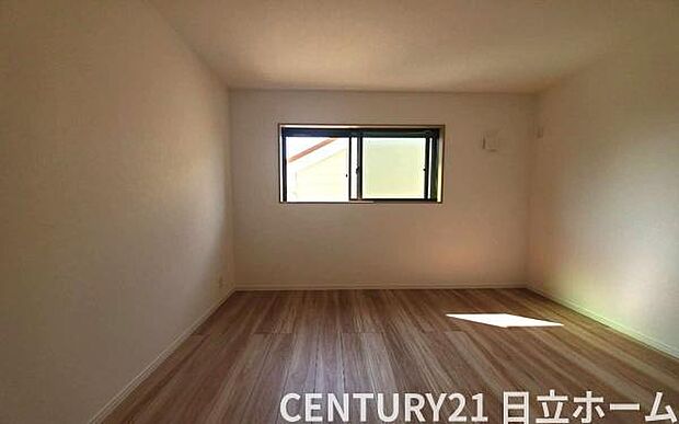 《洋室》　■机とべットを入れても十分な広さ。。お子様の勉強部屋に。