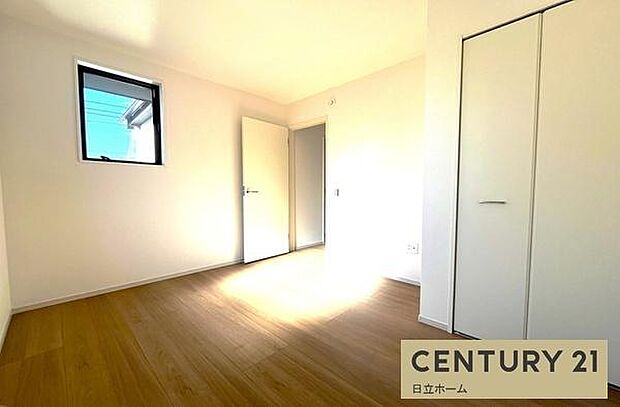 《洋室》 ■収納もしっかりとれていて、陽当たりも良く明るい居室。