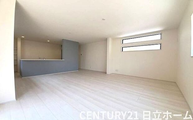 《リビングダイニング》　■開放的で広いリビング。のびのびとくつろげるリビングは、家族のコミュニケーションの場としてみんなが集まる場所に。