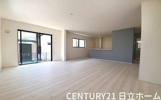 《リビングダイニング》　■上質な時間を育む暮らしのメインステージ。寛ぎとご家族とのコミュニケーションを育む居心地のよい場所。この明るい空間は家族に安らぎを与えて、落ち着いた心地よい空間になるでしょう。