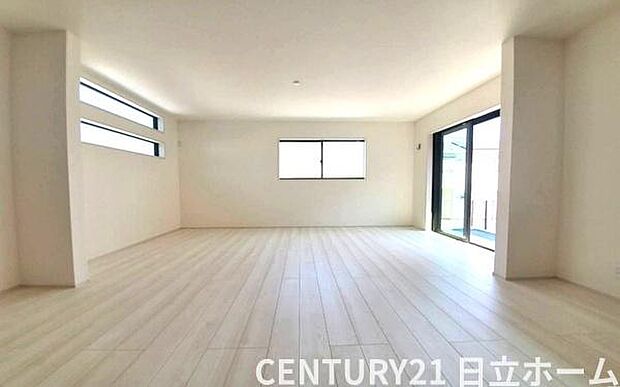 《リビングダイニング》　■開放的で広いリビング。のびのびとくつろげるリビングは、家族のコミュニケーションの場としてみんなが集まる場所に。