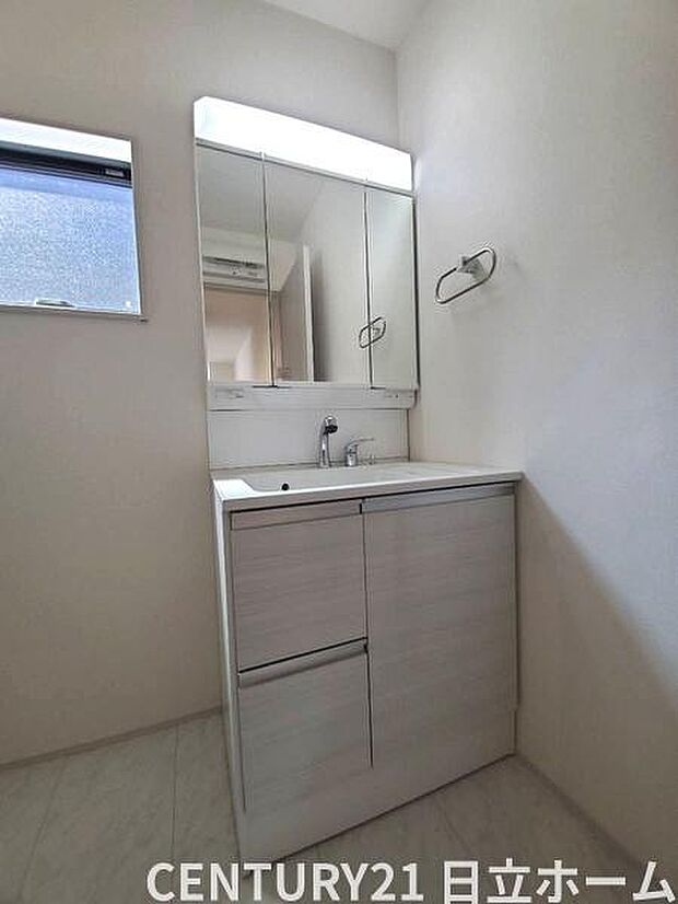 《洗面化粧台》　■使いやすいシャープなデザインの洗面化粧台。