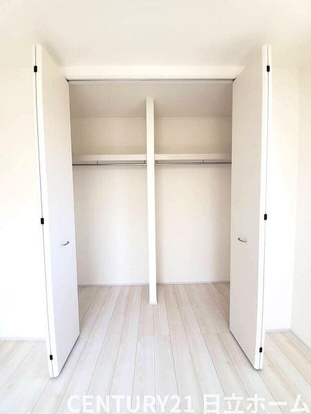 《ウォークインクローゼット》　■大容量のウォークインクローゼットをご用意。衣類だけでなく、遊び道具やトランクなどの旅行用品の収納にも重宝します。