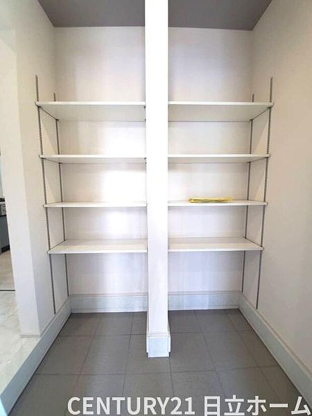 《シューズインクローク》　■人気のシューズインクローク。中は可動棚になっており、靴だけでなくアウトドア用品や雨具などもスッキリ収納可能です。