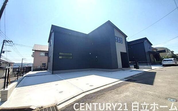 《前面道路》　■前面道路が広く、開放的です。日当たりも良好です。