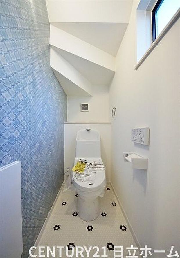 《トイレ》　■快適な使用感が人気の温水洗浄脱臭暖房機能を搭載。しかも汚れがつきにくく落ちやすい、洗浄力に優れた洗浄機能付トイレ。