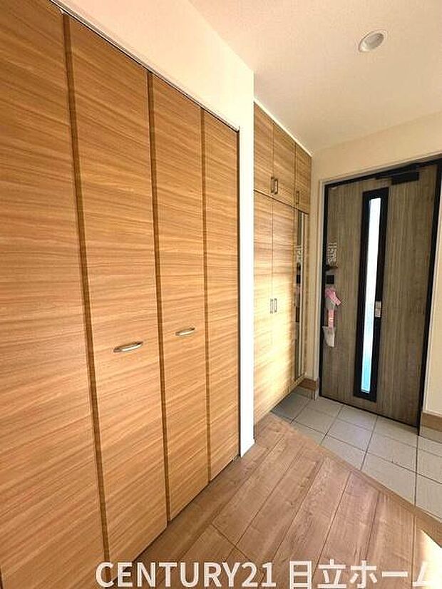 《玄関》　■玄関を開けると、エントランスホールがお出迎え。上がりがまちやシューズボックスがゆったりと構え、心地よさに包まれます。