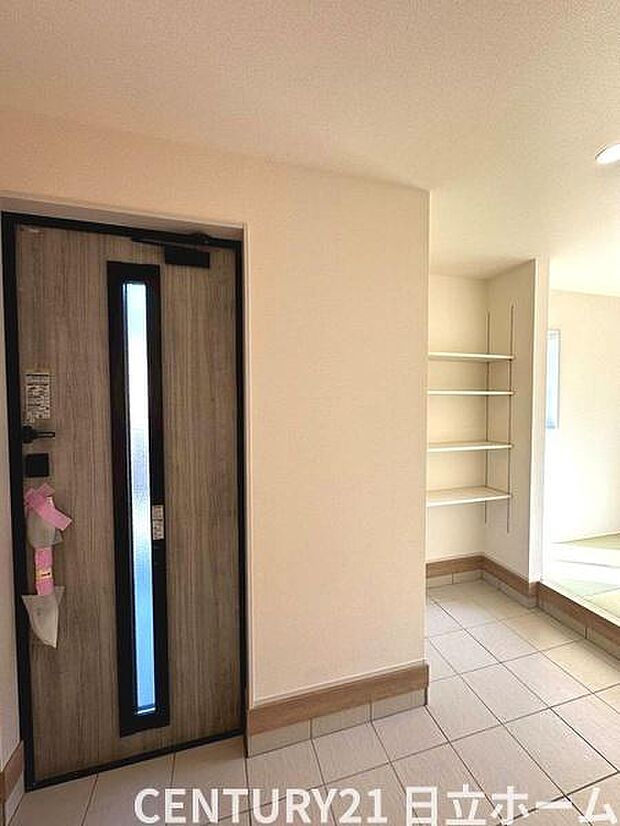 《玄関》■玄関ホールにもゆとりをもった設計ですので第一印象が違います。