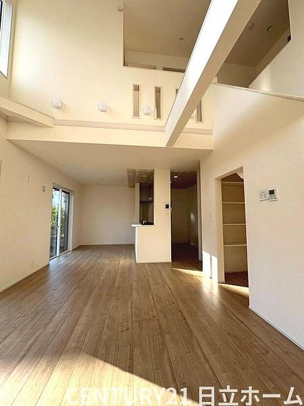 《リビングダイニング》　■開放的で広いリビング。のびのびとくつろげるリビングは、家族のコミュニケーションの場としてみんなが集まる場所に。