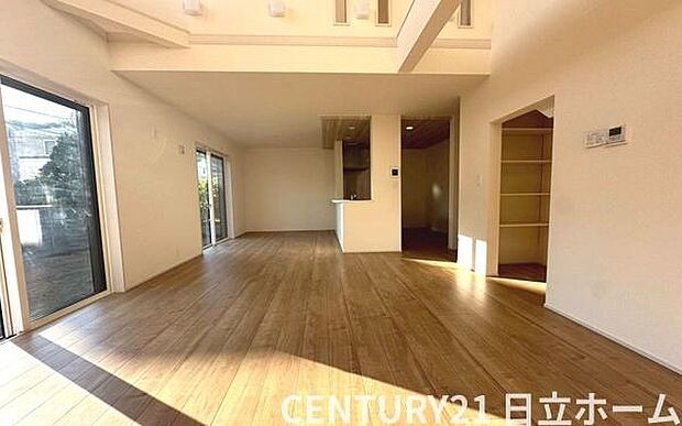 《リビングダイニング》　■上質な時間を育む暮らしのメインステージ。寛ぎとご家族とのコミュニケーションを育む居心地のよい場所。この明るい空間は家族に安らぎを与えて、落ち着いた心地よい空間になるでしょう。