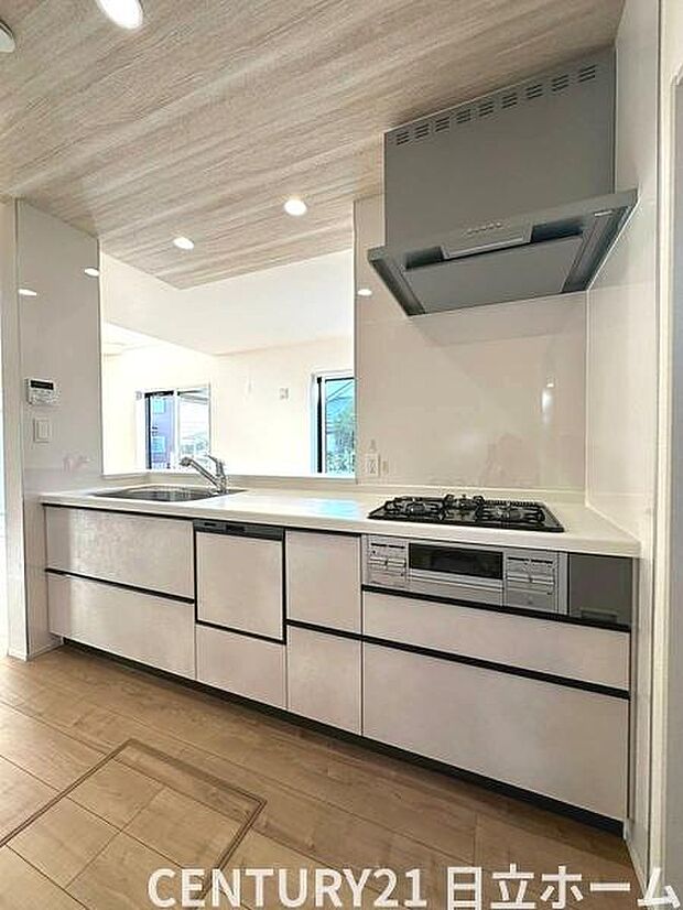 《システムキッチン》　■お手入れしやすくきれいなキッチン。お料理の始めから後片付けまで楽しい時間になりそうです。