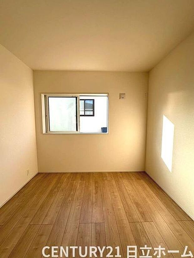 《洋室》　■机とべットを入れても十分な広さ。。お子様の勉強部屋に。