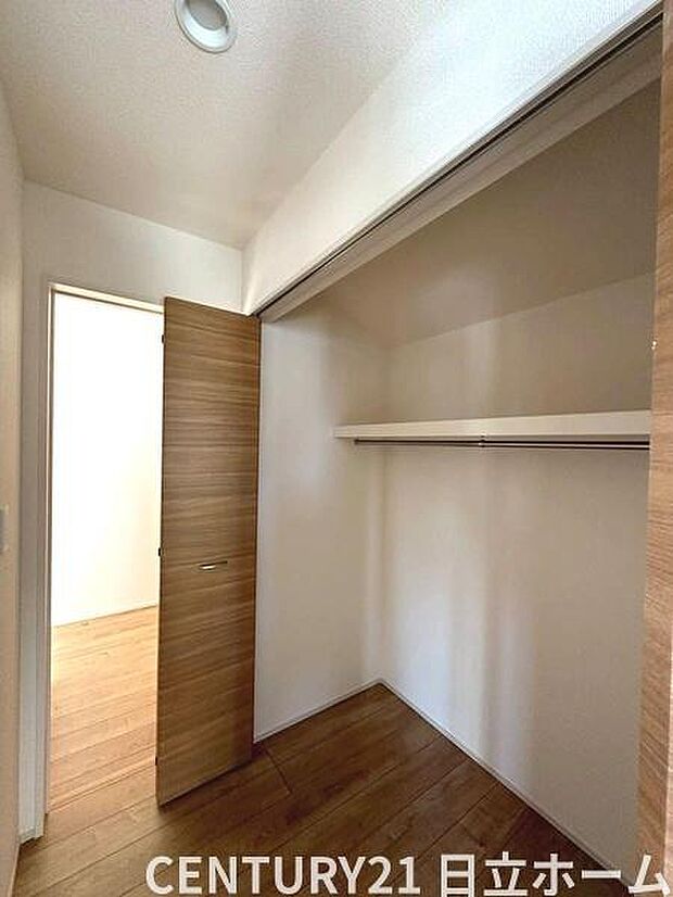 《収納》　■洋服を機能的に収納できるハンガーパイプのほか、帽子やバッグを置ける枕棚も設置。ゆとりあふれる収納空間です。