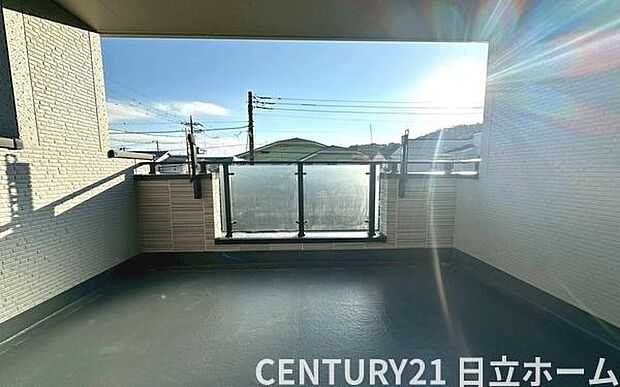 《インナーバルコニー》　■急な雨にも安心のインナーバルコニー。読書やティータイムを楽しんだり趣味の幅が広がるプラスアルファの空間。