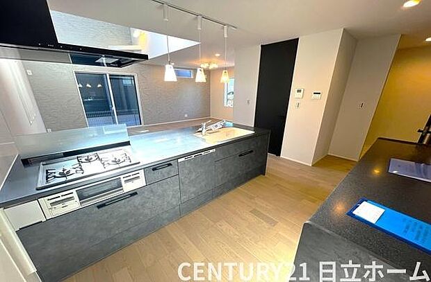 《システムキッチン》 ■会話を楽しみながら食事を味わう。一緒にいる時間が楽しい空間。カフェにいるような気分で毎日を過ごしたい。家族でいる時間を柔らかに包み込むインテリア。