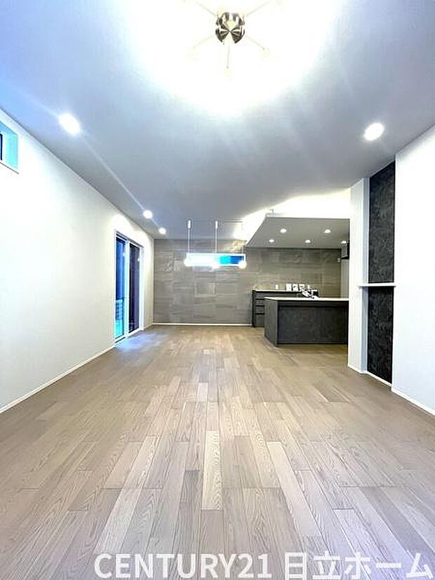 《リビングダイニング》　■豊かな光が照らすこの場所は、たわいもない会話を楽しみ、ゆったりとした時間を過ごす場所。家族の日常が刻まれる大切な空間です。自然光に溢れるこの空間はリフレッシュにピッタリです。