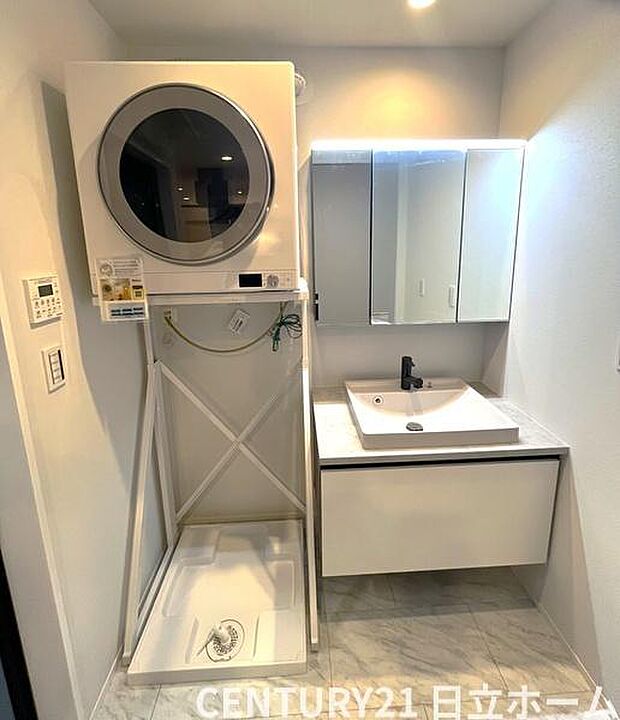 《洗面化粧台》　■使いやすいシャープなデザインの洗面化粧台。