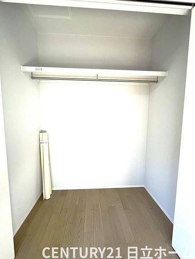 《ウォークインクローゼット》　■大容量のウォークインクローゼットをご用意。衣類だけでなく、トランクなどの旅行用品の収納にも重宝します。