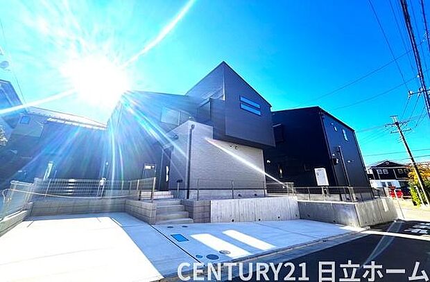 《前面道路》　■前面道路が広く、開放的です。日当たりも良好です。