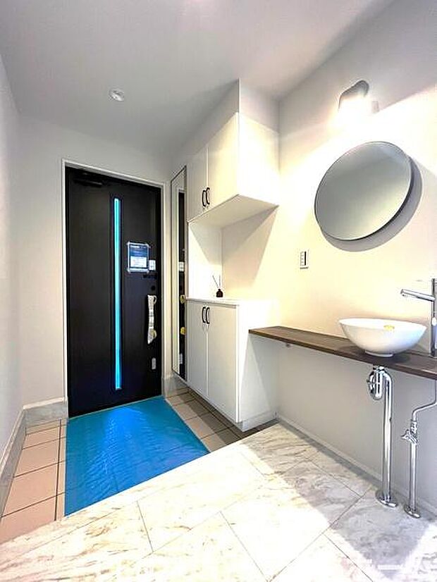 《洗面台》 ■1階にウエルカム洗面台を設けました。こまめな手洗いなどがすぐにできて清潔で快適な生活が送れます。