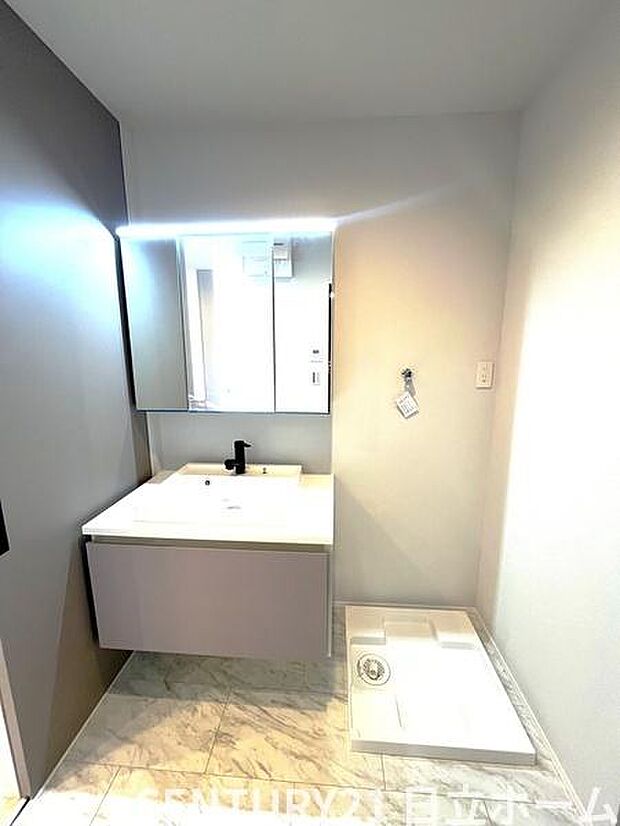 《洗面化粧台》 ■使いやすいシャープなデザインの洗面化粧台。