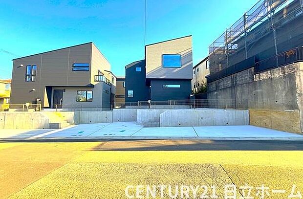 《前面道路》 ■前面道路が広く、開放的です。日当たりも良好です。